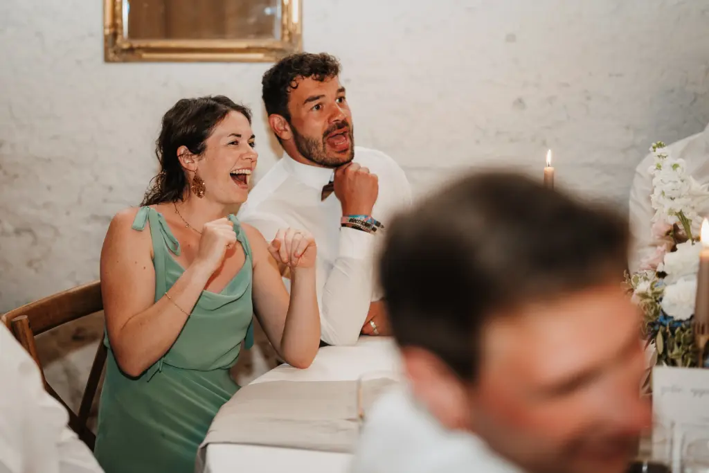 Hochzeitsfotograf Straubing, Hochzeitseinlagen, Hochzeitsspiele, ausgelassene Gäste auf Hochzeit Gut Haggn Neukirchen, Fotos von Hochzeitsfotograf Straubing