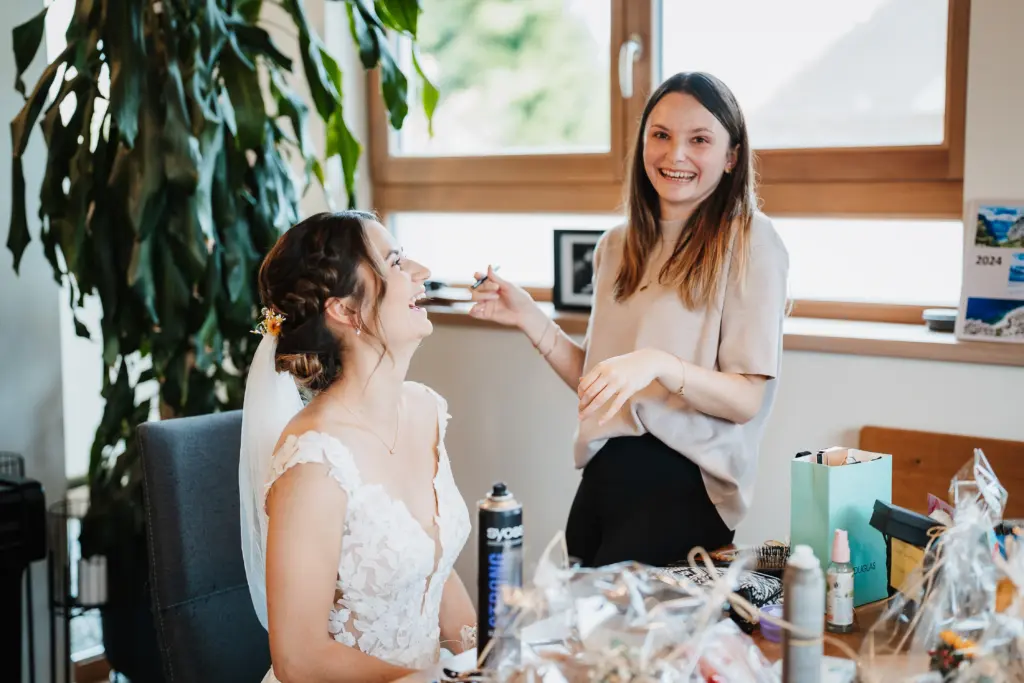 Getting ready, Hochzeitsfotos Straubing, Hochzeitsfotograf Straubing, Hochzeit Bayern, Brautkleid mit Spitze, Hochzeitsfotograf Bayern, Brautstyling Straubing, Brautfrisur