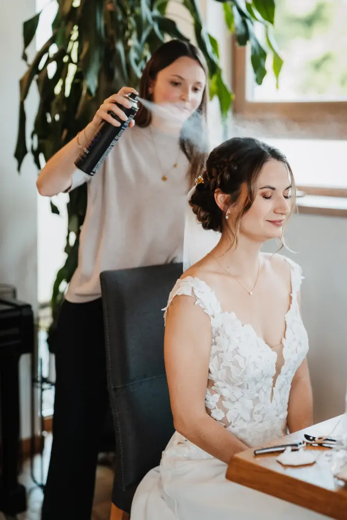 Getting ready, Hochzeitsfotos Straubing, Hochzeitsfotograf Straubing, Hochzeit Bayern, Brautkleid mit Spitze, Hochzeitsfotograf Bayern, Brautstyling Straubing, Brautfrisur