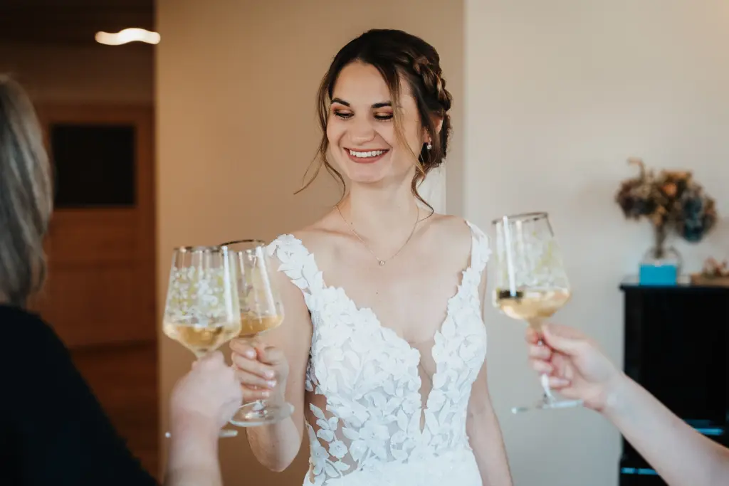 Getting ready, Hochzeitsfotos Straubing, Hochzeitsfotograf Straubing, Hochzeit Bayern, Brautkleid mit Spitze, Hochzeitsfotograf Bayern