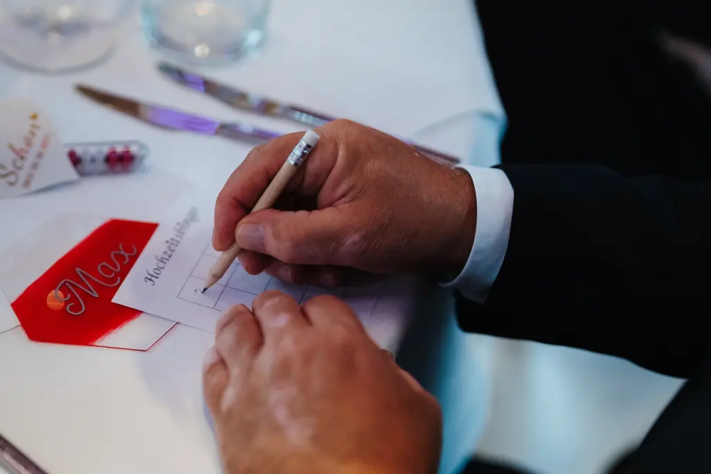 Hochzeitsfotograf Straubing, Hochzeitseinlagen, Hochzeitsspiele, ausgelassene Gäste auf Hochzeit im Hotel Asam Straubing, Fotos von Hochzeitsfotograf Straubing