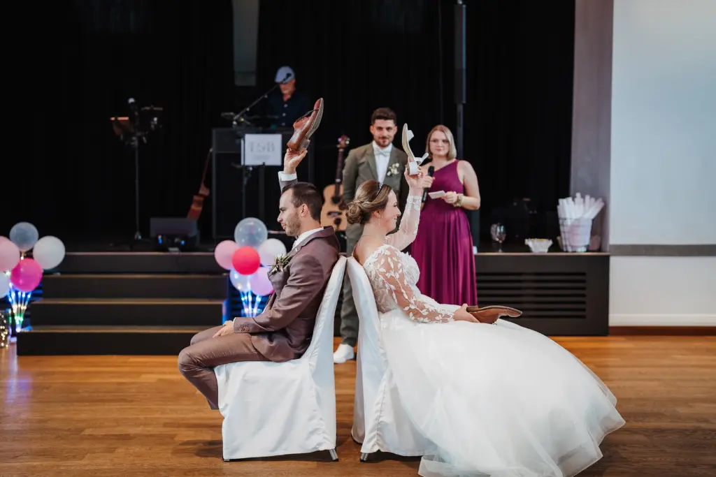 Hochzeitsfotograf Straubing, Hochzeitseinlagen, Hochzeitsspiele, ausgelassene Gäste auf Hochzeit im Hotel Asam Straubing, Fotos von Hochzeitsfotograf Straubing