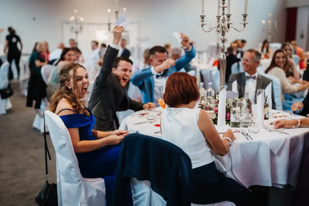 Hochzeitsfotograf Straubing, Hochzeitseinlagen, Hochzeitsspiele, ausgelassene Gäste auf Hochzeit im Hotel Asam Straubing, Fotos von Hochzeitsfotograf Straubing