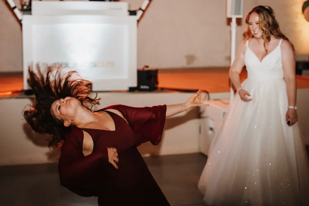 Hochzeitsfotograf Straubing, Hochzeitseinlagen, Hochzeitsspiele, ausgelassene Gäste auf Hochzeit Gut Haggn Neukirchen, Fotos von Hochzeitsfotograf Straubing