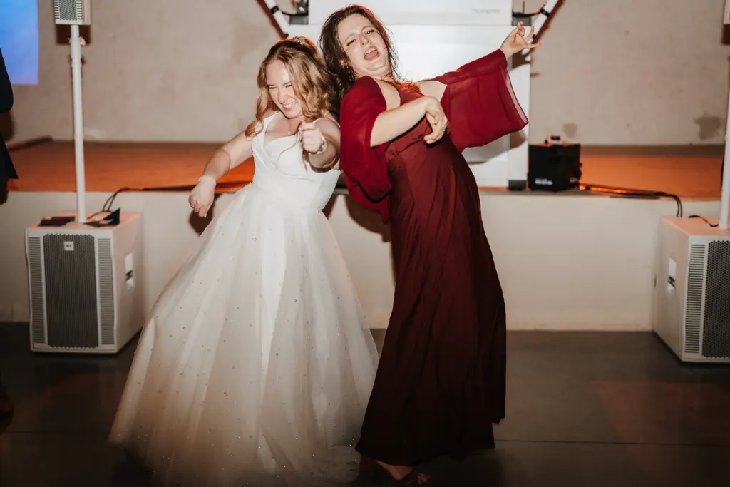 Hochzeitsfotograf Straubing, Hochzeitseinlagen, Hochzeitsspiele, ausgelassene Gäste auf Hochzeit Gut Haggn Neukirchen, Fotos von Hochzeitsfotograf Straubing