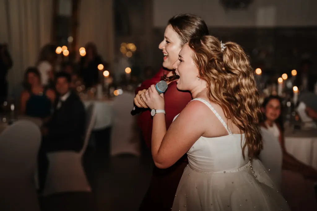 Hochzeitsfotograf Straubing, Hochzeitseinlagen, Hochzeitsspiele, ausgelassene Gäste auf Hochzeit Gut Haggn Neukirchen, Fotos von Hochzeitsfotograf Straubing