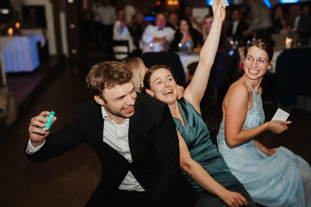 Hochzeitsfotograf Straubing, Hochzeitseinlagen, Hochzeitsspiele, ausgelassene Gäste auf Hochzeit im Nothaft Gewölbe Hengersberg, Fotos von Hochzeitsfotograf Straubing