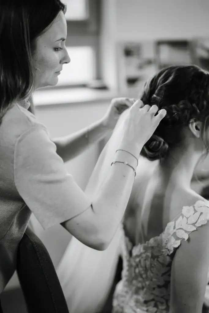 Getting ready, Hochzeitsfotos Straubing, Hochzeitsfotograf Straubing, Hochzeit Bayern, Brautkleid mit Spitze, Hochzeitsfotograf Bayern, Brautstyling Straubing, Brautfrisur