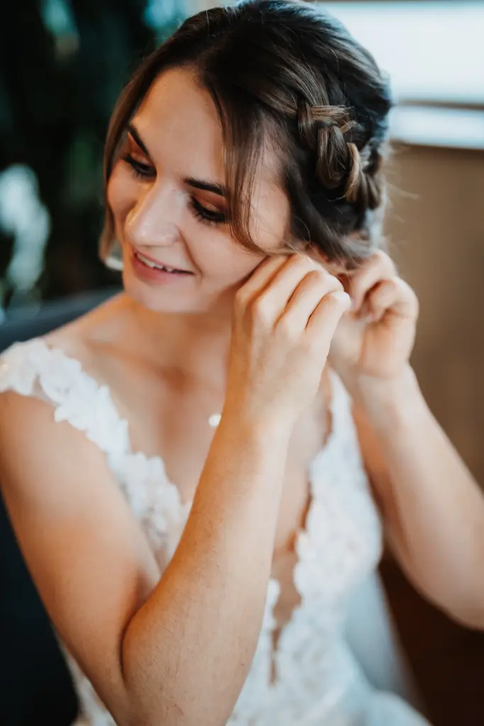 Getting ready, Hochzeitsfotos Straubing, Hochzeitsfotograf Straubing, Hochzeit Bayern, Brautkleid mit Spitze, Hochzeitsfotograf Bayern, Brautstyling Straubing, Brautfrisur