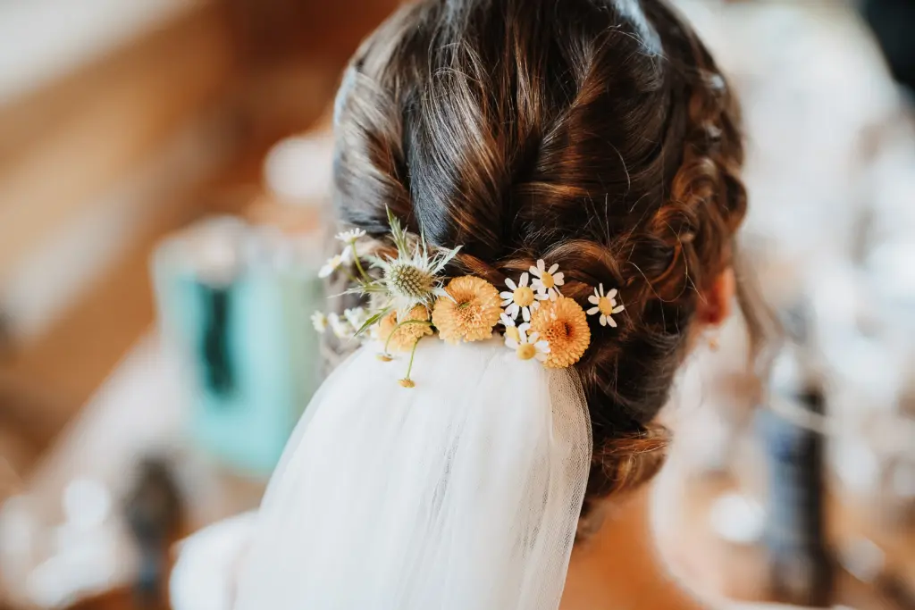 Getting ready, Hochzeitsfotos Straubing, Hochzeitsfotograf Straubing, Hochzeit Bayern, Brautkleid mit Spitze, Hochzeitsfotograf Bayern, Brautstyling Straubing, Brautfrisur