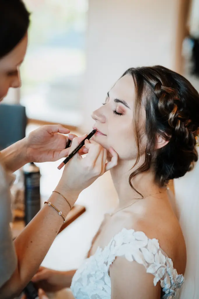 Getting ready, Hochzeitsfotos Straubing, Hochzeitsfotograf Straubing, Hochzeit Bayern, Brautkleid mit Spitze, Hochzeitsfotograf Bayern, Brautstyling Straubing, Brautfrisur