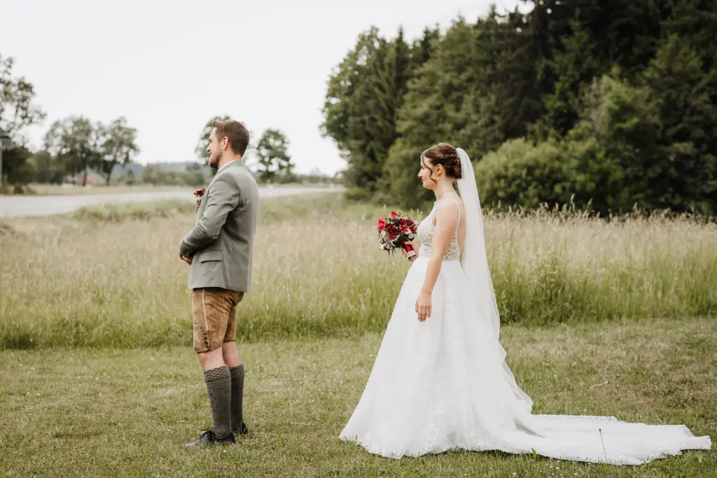 Hochzeitsfotograf Straubing, Hochzeit Bayerischer Wald, Trachtenhochzeit, First Look, Brautkleid, Brautpaar sieht sich zum 1. mal