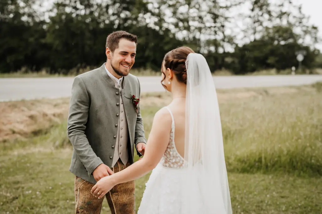 Hochzeitsfotograf Straubing, Hochzeit Bayerischer Wald, Trachtenhochzeit, First Look, Brautkleid, Brautpaar sieht sich zum 1. mal