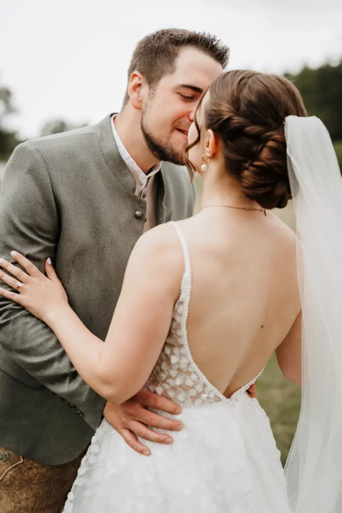Hochzeitsfotograf Straubing, Hochzeit Bayerischer Wald, Trachtenhochzeit, First Look, Brautkleid, Brautpaar sieht sich zum 1. mal