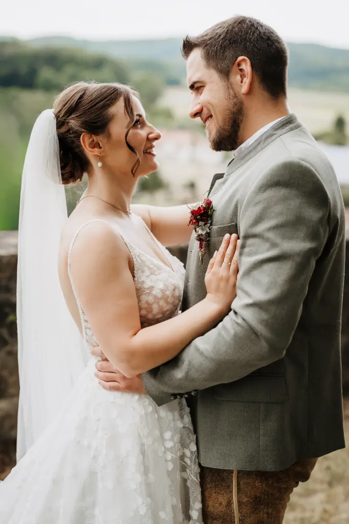 Hochzeitsfotograf Straubing, Hochzeit Bayerischer Wald, Brautpaarshooting Burggelände Falkenfels, Heiraten in Bayern, Trachtenhochzeit