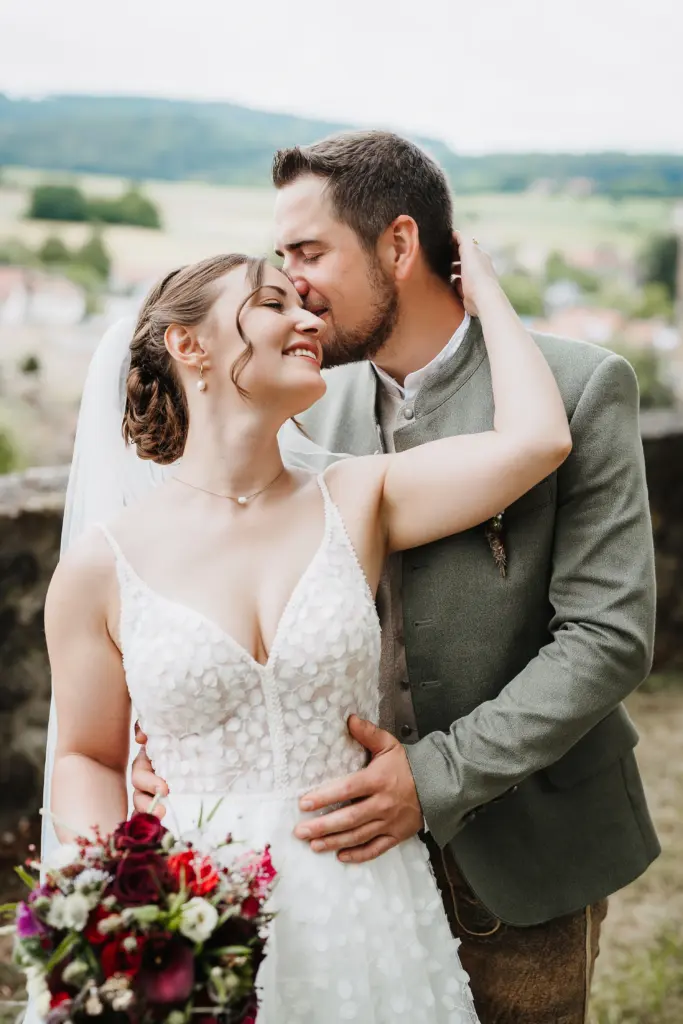 Hochzeitsfotograf Straubing, Hochzeit Bayerischer Wald, Brautpaarshooting Burggelände Falkenfels, Heiraten in Bayern, Trachtenhochzeit