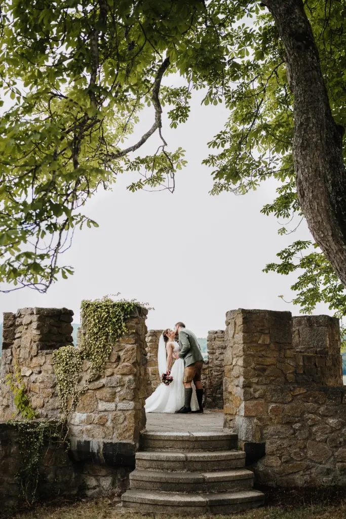 Hochzeitsfotograf Straubing, Hochzeit Bayerischer Wald, Brautpaarshooting Burggelände Falkenfels, Heiraten in Bayern, Trachtenhochzeit