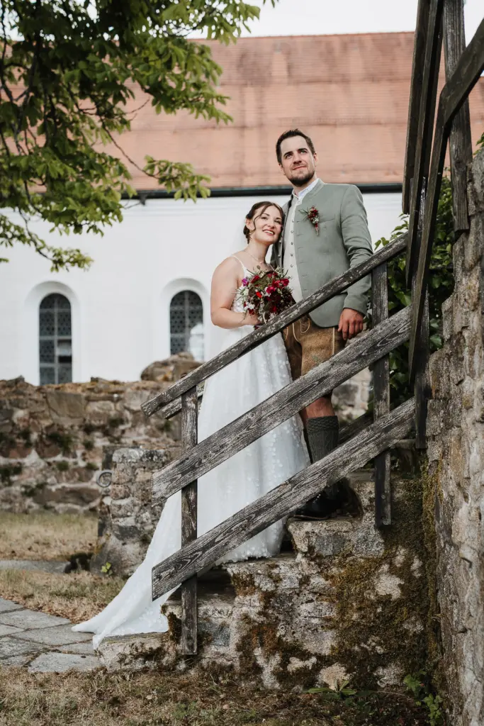 Hochzeitsfotograf Straubing, Hochzeit Bayerischer Wald, Brautpaarshooting Burggelände Falkenfels, Heiraten in Bayern, Trachtenhochzeit