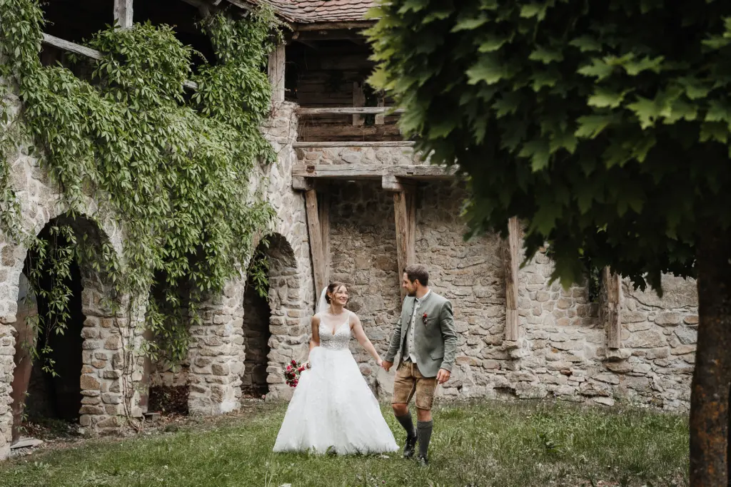 Hochzeitsfotograf Straubing, Hochzeit Bayerischer Wald, Brautpaarshooting Burggelände Falkenfels, Heiraten in Bayern, Trachtenhochzeit