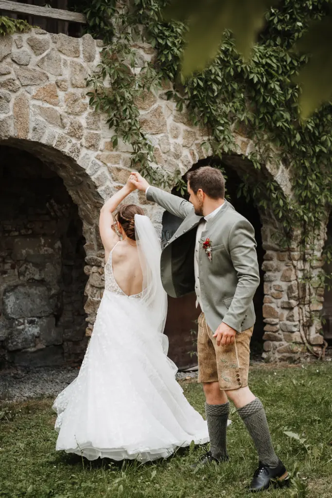 Hochzeitsfotograf Straubing, Hochzeit Bayerischer Wald, Brautpaarshooting Burggelände Falkenfels, Heiraten in Bayern, Trachtenhochzeit