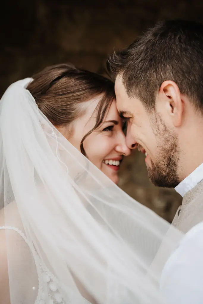 Hochzeitsfotograf Straubing, Hochzeit Bayerischer Wald, Brautpaarshooting Burggelände Falkenfels, Heiraten in Bayern, Trachtenhochzeit
