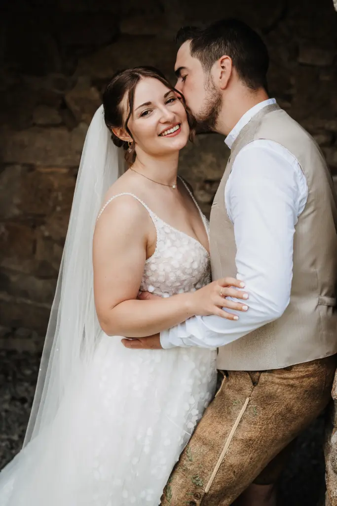 Hochzeitsfotograf Straubing, Hochzeit Bayerischer Wald, Brautpaarshooting Burggelände Falkenfels, Heiraten in Bayern, Trachtenhochzeit