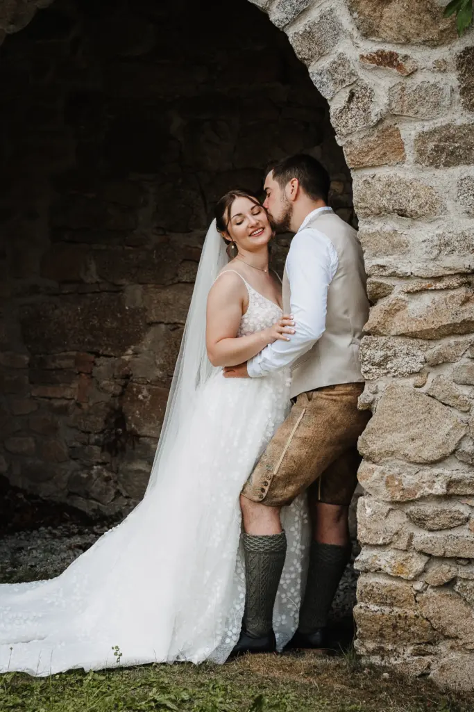Hochzeitsfotograf Straubing, Hochzeit Bayerischer Wald, Brautpaarshooting Burggelände Falkenfels, Heiraten in Bayern, Trachtenhochzeit
