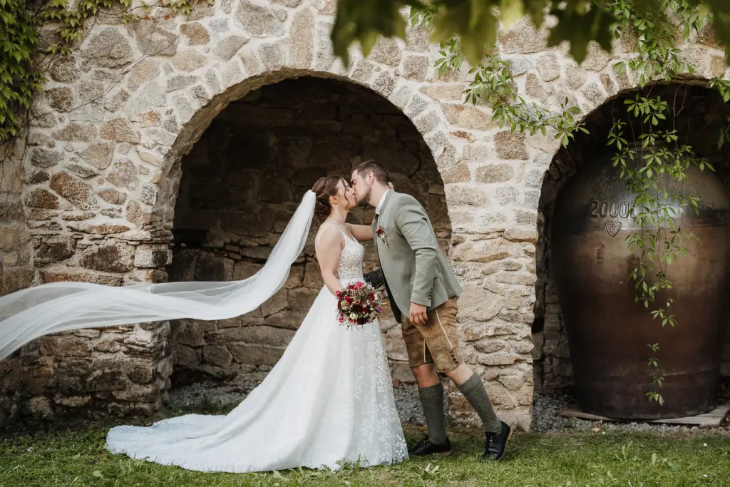 Hochzeitsfotograf Straubing, Hochzeit Bayerischer Wald, Brautpaarshooting Burggelände Falkenfels, Heiraten in Bayern, Trachtenhochzeit