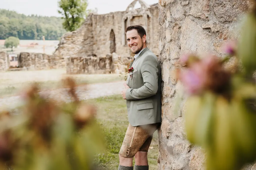 Hochzeitsfotograf Straubing, Hochzeit Bayerischer Wald, Brautpaarshooting Burggelände Falkenfels, Heiraten in Bayern, Trachtenhochzeit