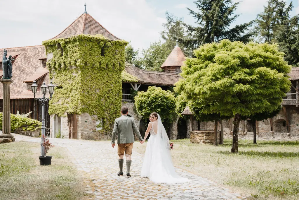 Hochzeitsfotograf Straubing, Hochzeit Bayerischer Wald, Brautpaarshooting Burggelände Falkenfels, Heiraten in Bayern, Trachtenhochzeit