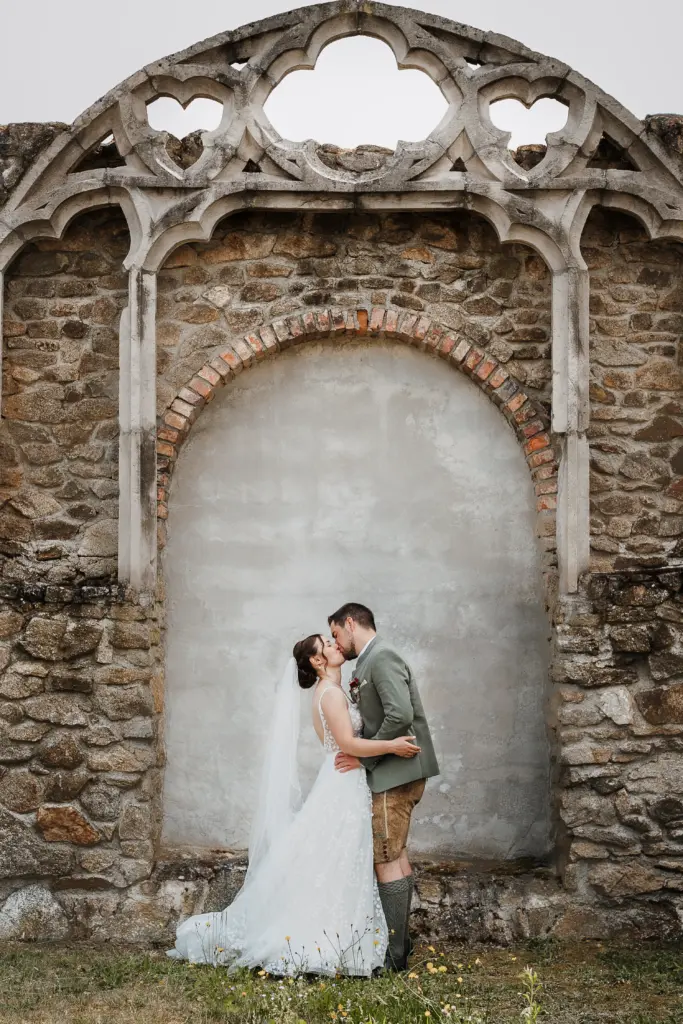 Hochzeitsfotograf Straubing, Hochzeit Bayerischer Wald, Brautpaarshooting Burggelände Falkenfels, Heiraten in Bayern, Trachtenhochzeit