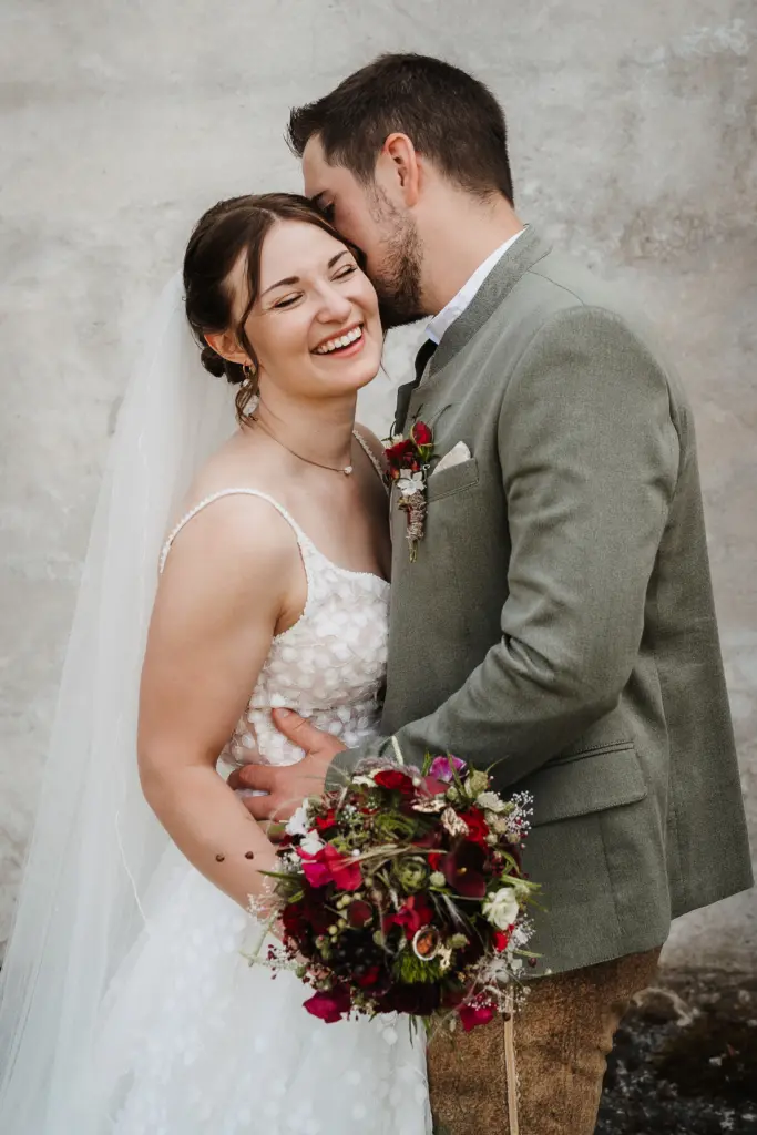 Hochzeitsfotograf Straubing, Hochzeit Bayerischer Wald, Brautpaarshooting Burggelände Falkenfels, Heiraten in Bayern, Trachtenhochzeit