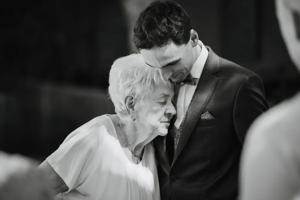 Emotionale Hochzeitsmomente, Hochzeitsfotograf Straubing, Heiraten in Straubing, Heiraten im Bayerischen Wald, Hochzeitsfotos, Bräutigam und Oma